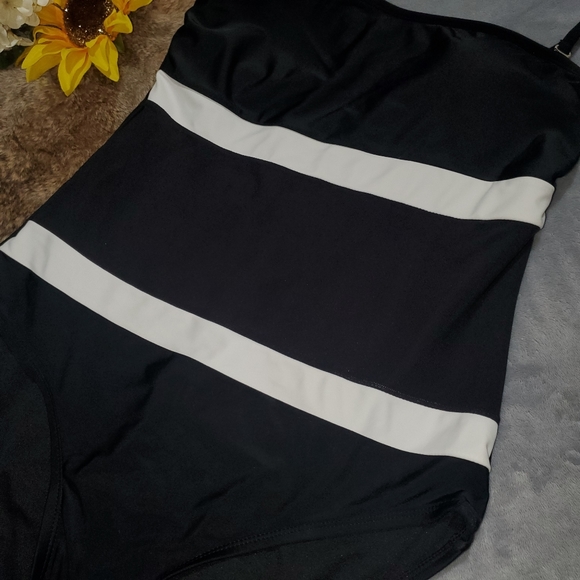 Catalina swimsuit Medium - Picture 2 of 6